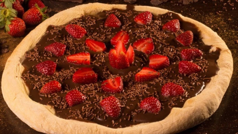 Pizza de brigadeiro e morango